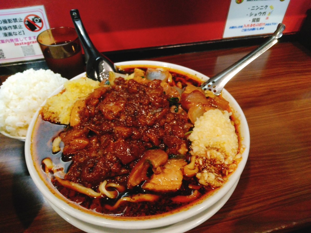 kachikachi93241's tweet photo. すず鬼　熊谷う���ちゃん店

💪K　辛いスタ満ソバ
大盛360g
辛さ控えめ
全マシ

C♥　スタ満ソバ240g
ニンニクとショウガ少し
背脂
ごはん

雨で肌寒い💦
こんな日はスタ満👹
レンゲ���光ってるよー😂
しょっぱうまでポカポカ💓
今日は麺カタじゃないのねって言ってくれたよ😆
覚えてるのすごい👏 https://t.co/2dzBcbI95l