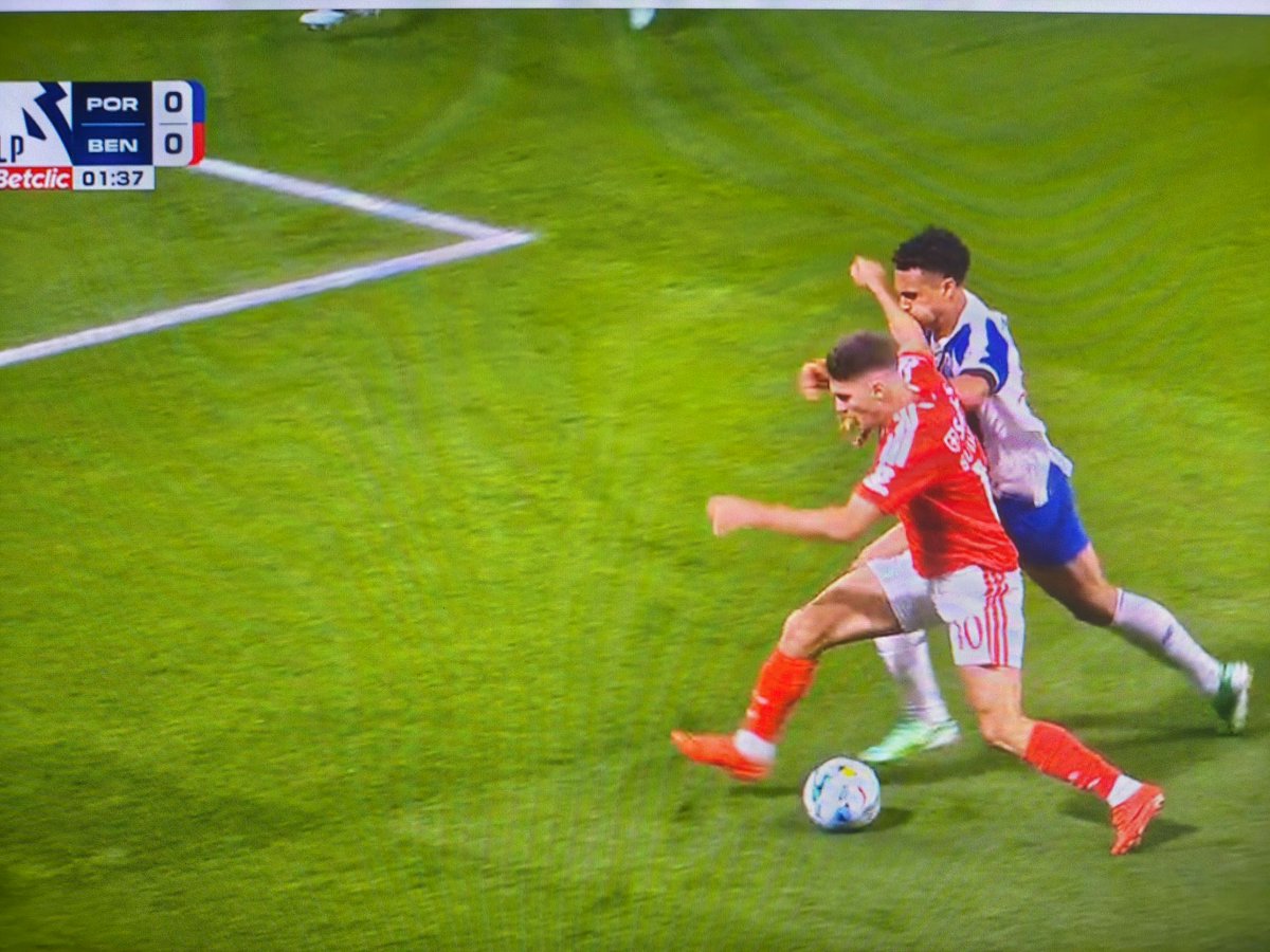 KyleButlerpt's tweet photo. @vinhopacoteSLB Tipo estas? Ou o murro do palhinha ao borja? Ou o bah a lesionar o Martim? Ou o Manu a incentivar a violência contra jogadores do Porto? https://t.co/015396D1O7