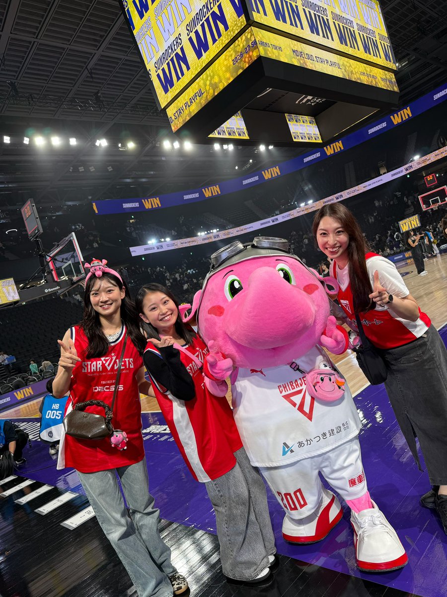 ayaaya_0119's tweet photo. 今日はRena・Saoriと観戦に😊🏀

大人しめに純粋に楽しんでいましたが、タフな状況の中頑張るチームのために私達にできることを！ということで、最後はコールもブースターディフェンスも熱く後押ししました😌🔥

現地組の皆様お疲れ様でした😉

#ジャンボくん 今日もありがとうね❣️

#千葉ジェッツ https://t.co/ABNvkfUadv