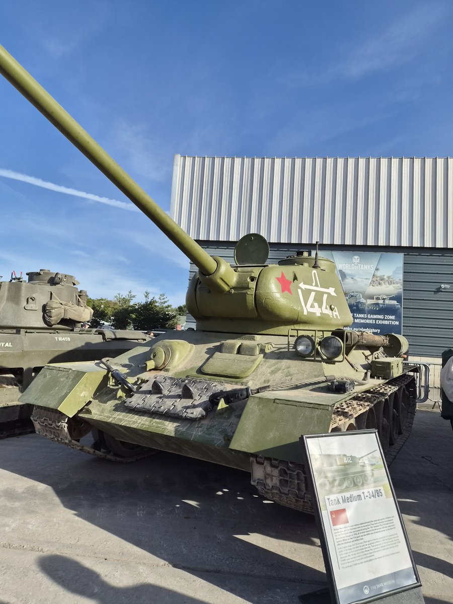 Uvejeje's tweet photo. Saludos de los amigos Hetzer y T-34. #TigerDay https://t.co/VSZSC65qyK