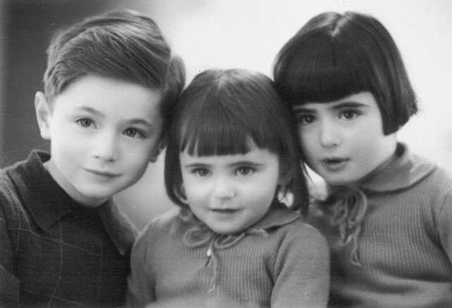 AuschwitzMuseum's tweet photo. 26 September 1936 | A Dutch Jewish girl, Anne Groenteman (right) was born in Amsterdam.

In 1942 she was deported to #Auschwitz with her mother Lena and siblings Jeanette & John. All were probably murdered together in a gas chamber. 
---

A short video about gas chambers and crematoria of the Auschwitz camp: https://t.co/AENjcRS04c