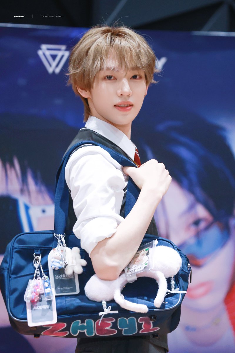 Pandorai_0122's tweet photo. 260921 TRINITY팬싸 일본

야호✌️

#모디세이 #MODYSSEY
#판저이 #FANZHEYI #范哲逸 https://t.co/e03ayj1WYq