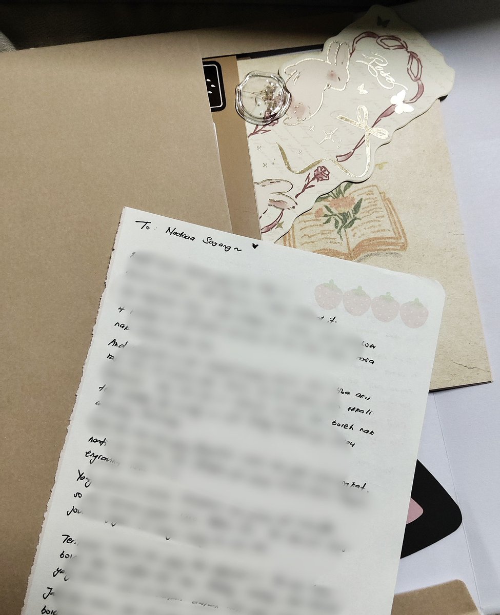 coupszino's tweet photo. Coming home to a parcel from my dearest miey!!! I was so happy that i started crying like a sick horse 😭

While reading the letter, i was sobbing like a crazy woman 🤣

I love everything... Thank you so much, miey sayangku ☹️ https://t.co/V6Mdto3Urv