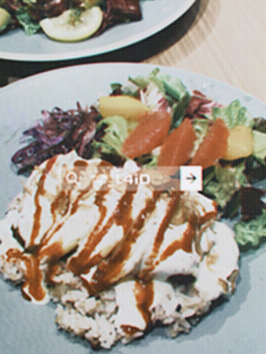 _t4i0's tweet photo. フルーツパーラー。チキンオーバーライスはパイナップルのソテーも乗ってて新鮮な感覚だった。友達は温かい果物否定派なんだけど、私は賛成派。ピザとか酢豚とかもパイナップル入ってるの普通に美味しいと思ってる��、ポテサラのリンゴとか果物サラダとかも好き。パフェはイチジク！いちじくだいすき。 https://t.co/rrKFZnFUGI