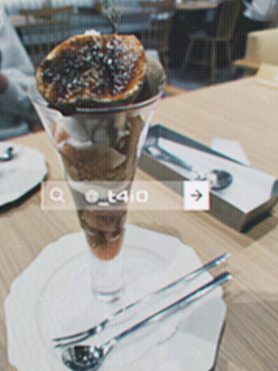 _t4i0's tweet photo. フルーツパーラー。チキンオーバーライスはパイナップルのソテーも乗ってて新鮮な感覚だった。友達は温かい果物否定派なんだけど、私は賛成派。ピザとか酢豚とかもパイナップル入ってるの普通に美味しいと思ってる��、ポテサラのリンゴとか果物サラダとかも好き。パフェはイチジク！いちじくだいすき。 https://t.co/rrKFZnFUGI