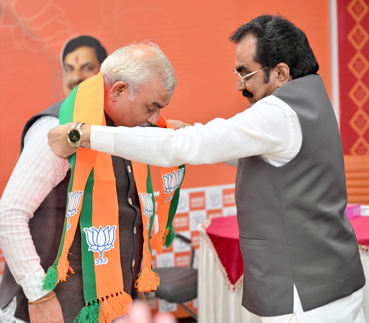MPRakeshSingh's tweet photo. आज भोपाल स्थित भाजपा प्रदेश कार्यालय में ‘सेवा संकल्प अभियान’ को लेकर प्रदेश टोली की महत्वपूर्ण बैठक आयोजित हुई।

माननीय राष्ट्रीय सह-महामंत्री (संगठन) श्री शिवप्रकाश जी के मार्गदर्शन एवं प्रदेश अध्यक्ष श्री हेमंत खंडेलवाल जी की उपस्थिति में हुई इस बैठक में ‘सेवा मेरा योगदान’ के आगामी कार्यक्रमों की रूपरेखा, तैयारियों एवं कार्ययोजना पर चर्चा हुई।

बैठक में प्रदेश महामंत्री श्री राहुल कोठारी जी उपस्थित रहे एवं वरिष्ठ पदाधिकारी वीडियो कॉन्फ्रेंस के माध्यम से जुड़े।

@shivprakashbjp 
@Hkhandelwal1964 
@RahulKothariBJP 

#SevaSankalpAbhiyan #SevaMeraYogdan #MadhyaPradesh