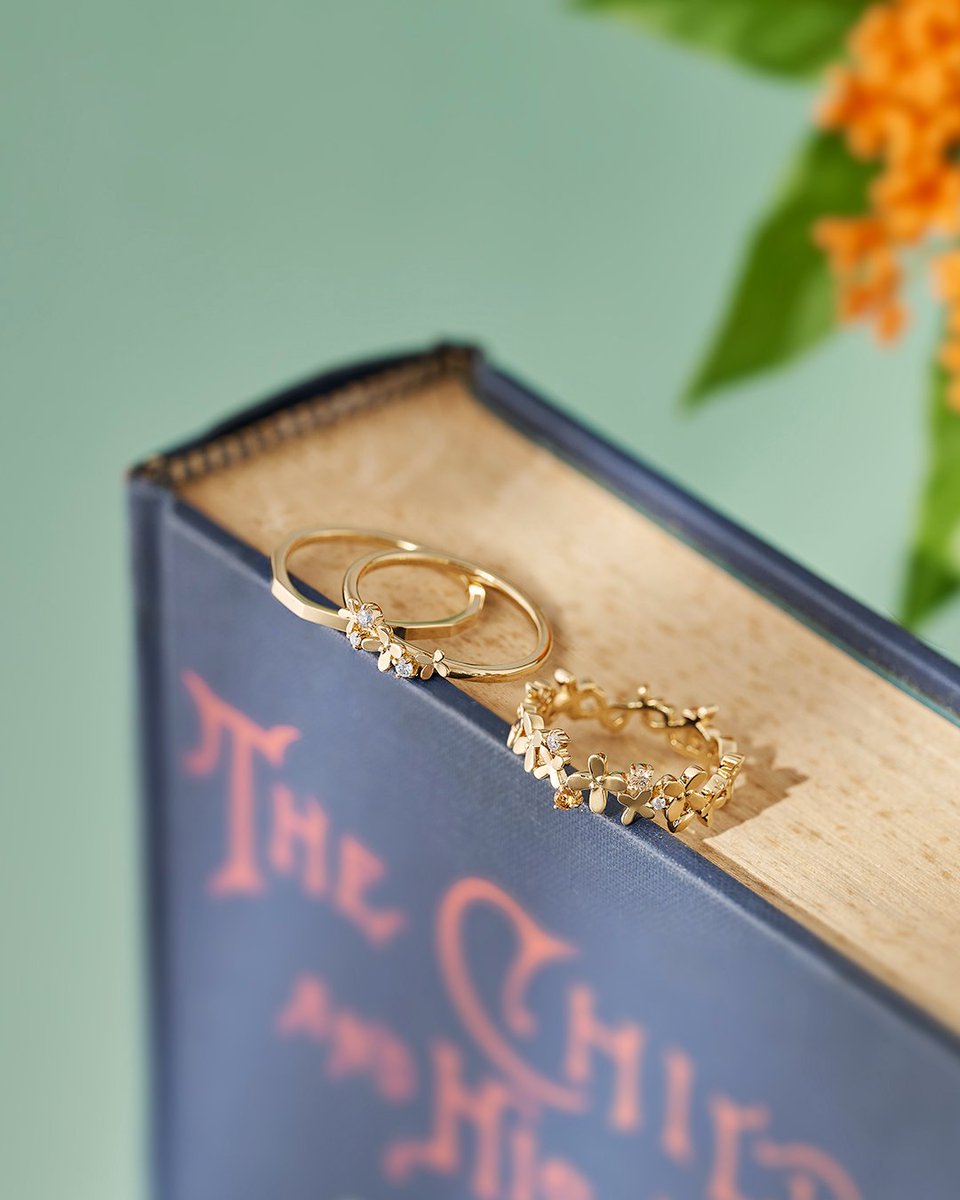 Canal4_official's tweet photo. 【KINMOKUSEI COLLECTION】

大人の装いにも取り入れやすい、上品で可憐なリング。
金木犀の小花が連なる姿を、
甘くなりすぎない地金のフォルムで表現しました。

▷https://t.co/7WCyEDdfHO

#カナルヨンドシー #ご褒美ジュエリー #秋ジュエリー #金木犀 #フラワーモチーフ @4c_jewelry https://t.co/QhXYdG0cmv