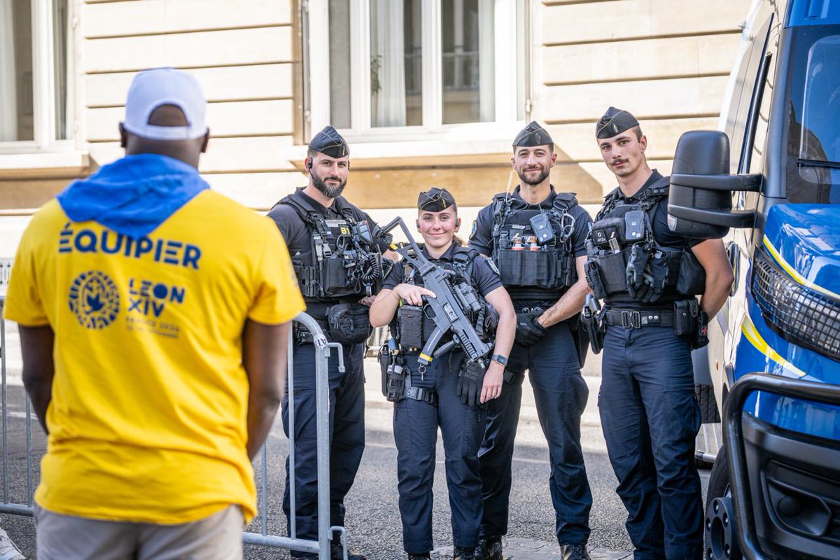 Gendarmerie's tweet photo. #PapeEnFrance 🇫🇷 Nous sommes en train de vivre ces moments #ÀVosCôtés ! 🤩
À #Paris, à #Lourdes et à #Metz, ce sont 6 000 #gendarmes par jour qui sont pleinement mobilisés pour faire de ces journées des moments de joie et de partage.
📸 SIRPAG - Adj. Hautier / Gnd Chatain https://t.co/l5vUqzD8bl