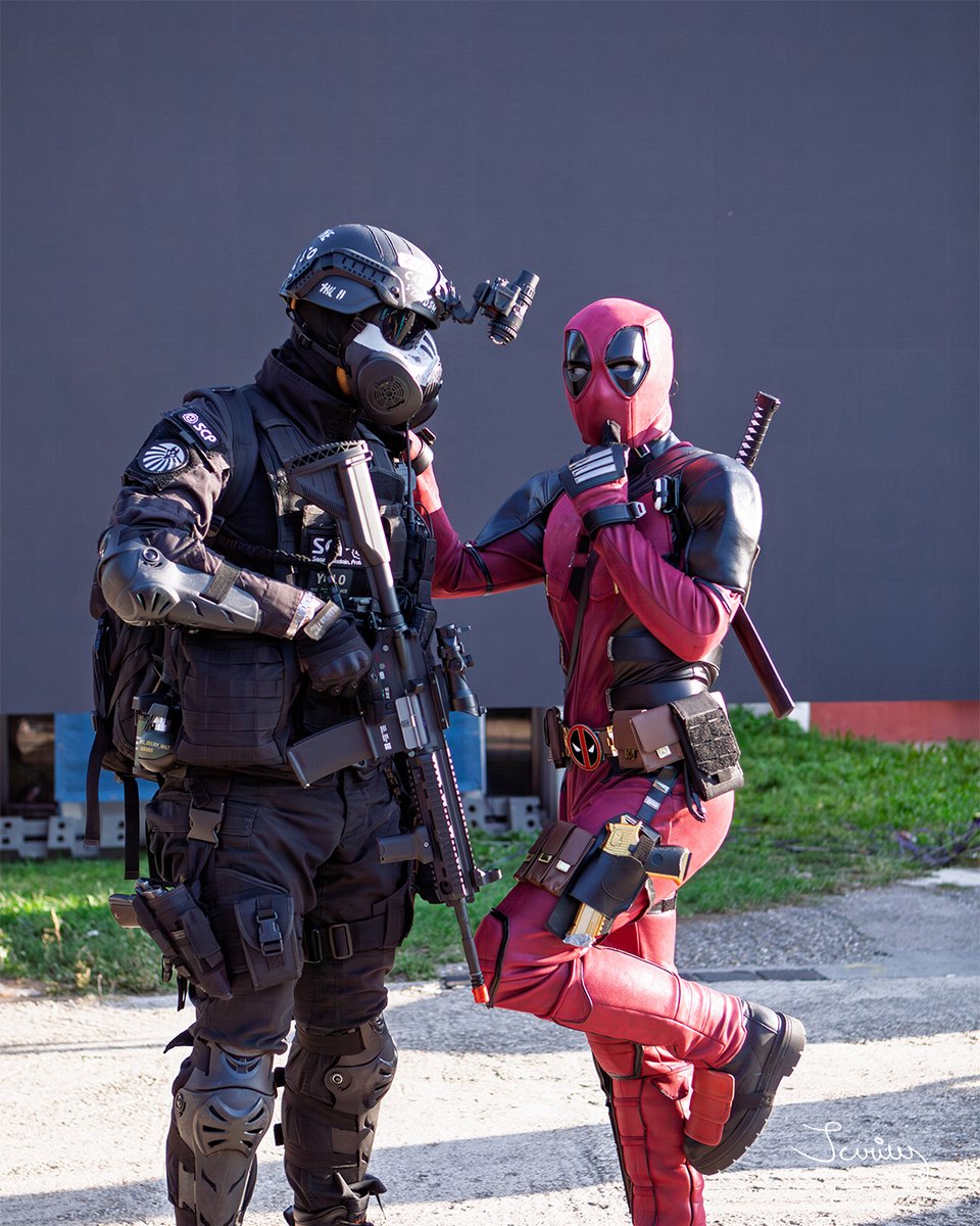 jurius_Photo's tweet photo. Čo sa stane, keď Deadpool stretne na Comics Salone profíka taktického nasadenia? Čistá komiksová mágia naráža na akčný feeling reálneho sveta 💥

Od vtipného doťahovania k silným pózam. Toto duo ponúka všetok adrenalín a humor, ktorý tak veľmi potrebujeme 😄

#jurius #juriusphoto https://t.co/KqXY2pb6fh