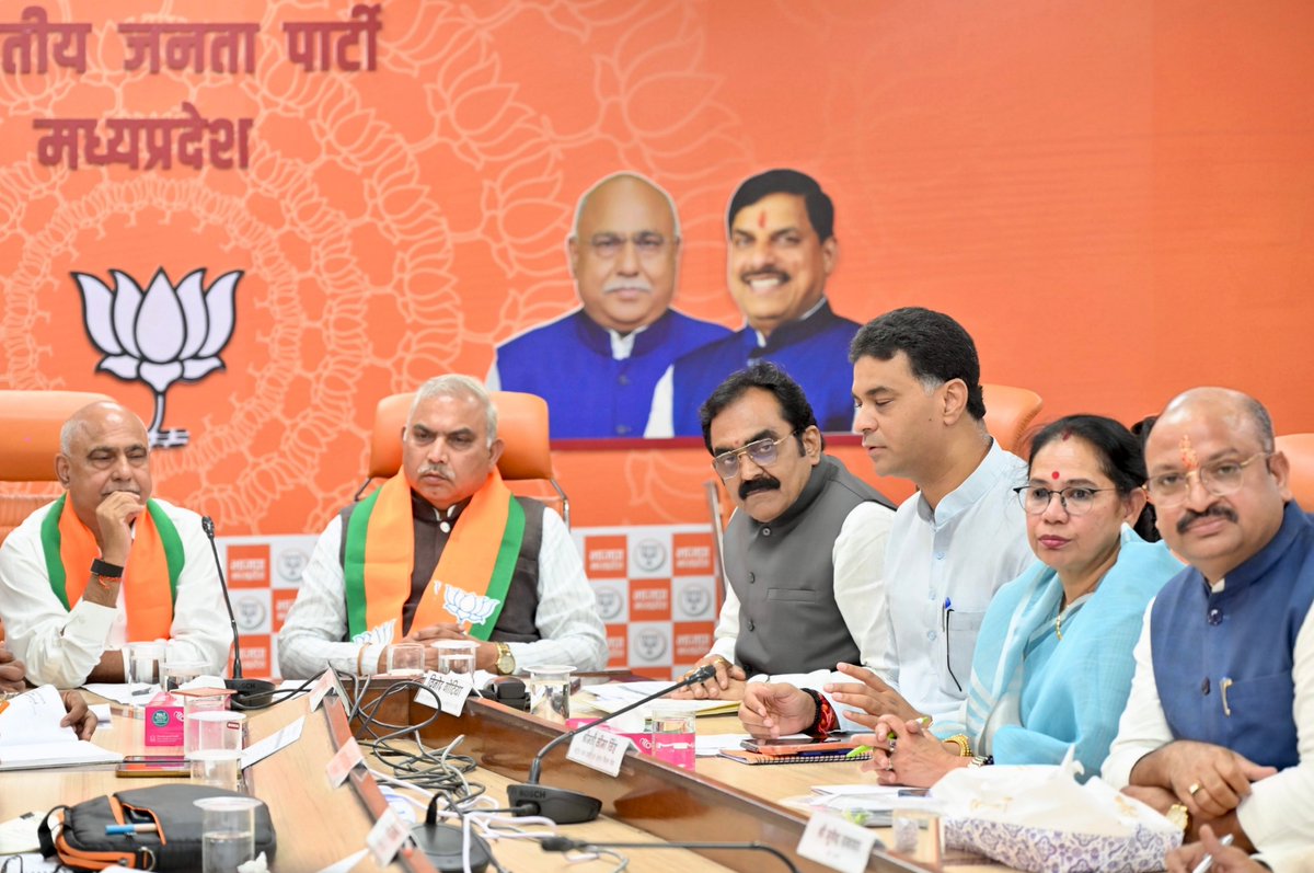 MPRakeshSingh's tweet photo. आज भोपाल स्थित भाजपा प्रदेश कार्यालय में ‘सेवा संकल्प अभियान’ को लेकर प्रदेश टोली की महत्वपूर्ण बैठक आयोजित हुई।

माननीय राष्ट्रीय सह-महामंत्री (संगठन) श्री शिवप्रकाश जी के मार्गदर्शन एवं प्रदेश अध्यक्ष श्री हेमंत खंडेलवाल जी की उपस्थिति में हुई इस बैठक में ‘सेवा मेरा योगदान’ के आगामी कार्यक्रमों की रूपरेखा, तैयारियों एवं कार्ययोजना पर चर्चा हुई।

बैठक में प्रदेश महामंत्री श्री राहुल कोठारी जी उपस्थित रहे एवं वरिष्ठ पदाधिकारी वीडियो कॉन्फ्रेंस के माध्यम से जुड़े।

@shivprakashbjp 
@Hkhandelwal1964 
@RahulKothariBJP 

#SevaSankalpAbhiyan #SevaMeraYogdan #MadhyaPradesh