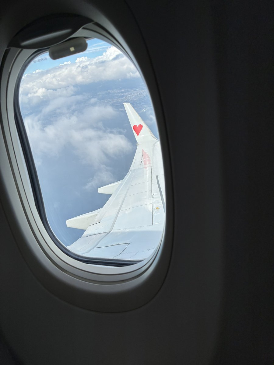 Estrellas19Mayo's tweet photo. 行ってきました🎶
地元から飛行機乗るより、羽田で乗る方が安いってどういうことですか……？ https://t.co/Bxr9PrDJsL