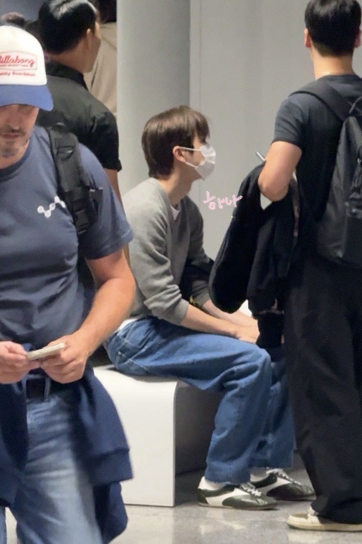 deerharem's tweet photo. im so sad actually he looks so sulky here https://t.co/jrdtTiTyP6