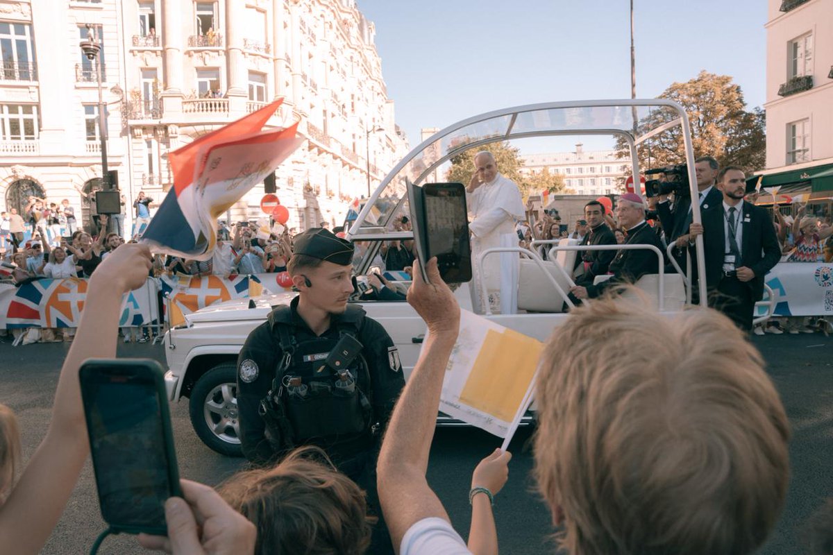 Gendarmerie's tweet photo. #PapeEnFrance 🇫🇷 Nous sommes en train de vivre ces moments #ÀVosCôtés ! 🤩
À #Paris, à #Lourdes et à #Metz, ce sont 6 000 #gendarmes par jour qui sont pleinement mobilisés pour faire de ces journées des moments de joie et de partage.
📸 SIRPAG - Adj. Hautier / Gnd Chatain https://t.co/l5vUqzD8bl