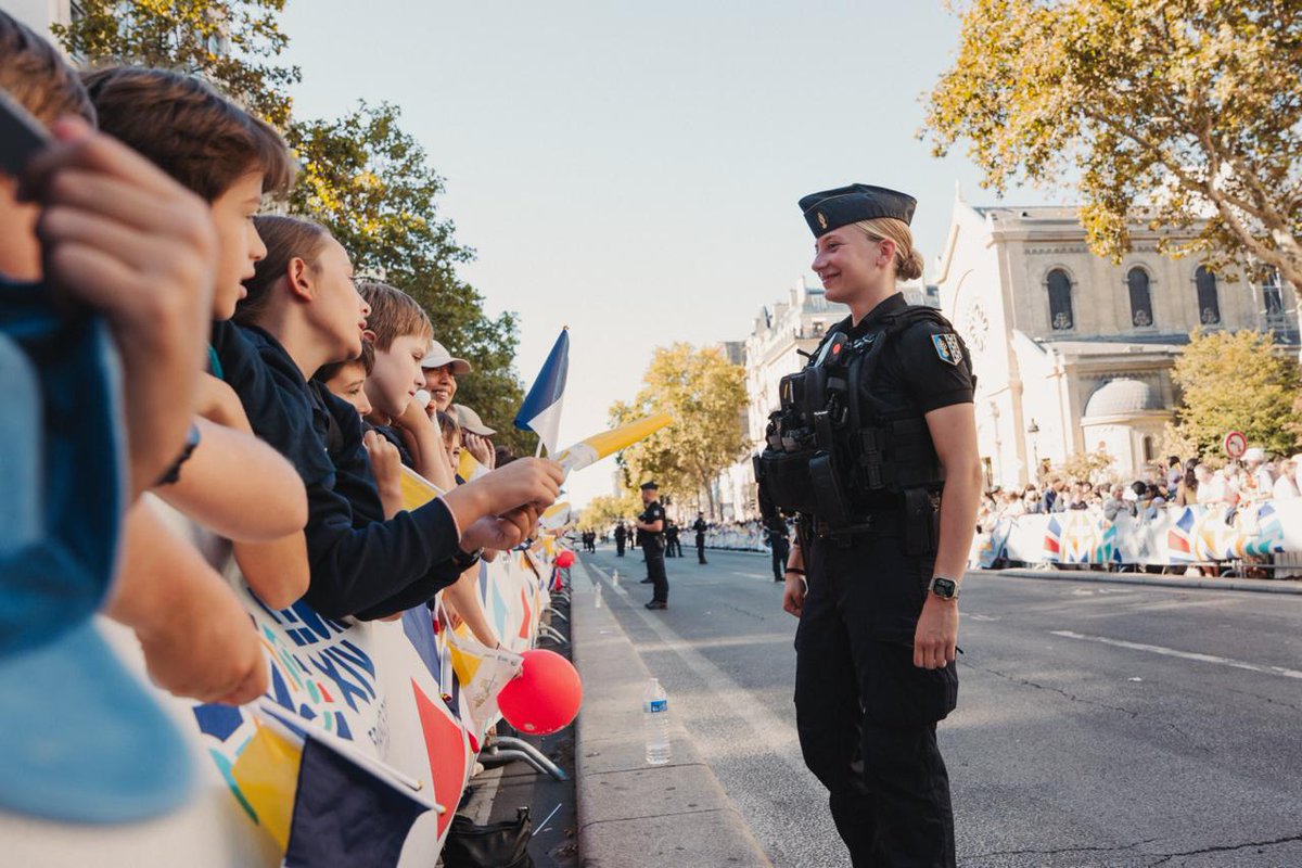 Gendarmerie's tweet photo. #PapeEnFrance 🇫🇷 Nous sommes en train de vivre ces moments #ÀVosCôtés ! 🤩
À #Paris, à #Lourdes et à #Metz, ce sont 6 000 #gendarmes par jour qui sont pleinement mobilisés pour faire de ces journées des moments de joie et de partage.
📸 SIRPAG - Adj. Hautier / Gnd Chatain https://t.co/l5vUqzD8bl