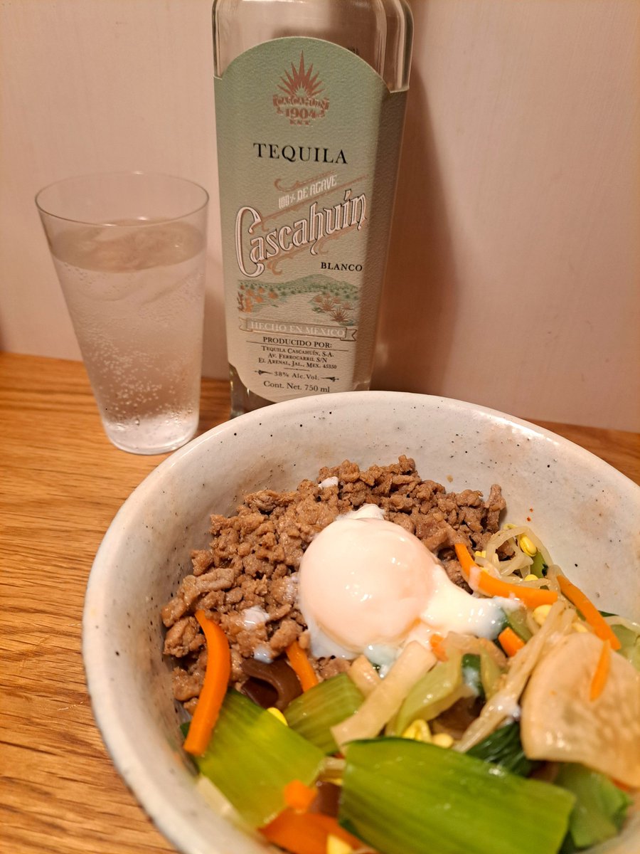 gallchno's tweet photo. 最近は野菜を摂るために、まぜこぜナムルを常備しています。だからビビンバが多めの生活です笑

今日の肉そぼろはテキーラで煮詰めてみたので、カスカウィンのソーダと合わせて✨　ちゃんと美味しくて追いタバスコも良い感じ◎
ビビンバのテンプレートの汎用性は色々試してみたいところ🤔 https://t.co/nXPJ2Lz1Ic
