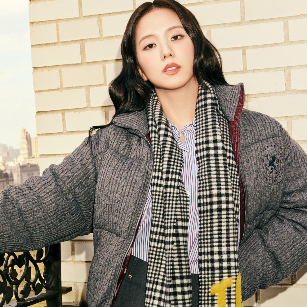 TommyHilfigerJP's tweet photo. 新しい季節は、ニューヨークの空気感を取り入れたスタイルで。

#JISOO らしいスタイルで着こなす、#トミーヒルフィガー のアウタールック

ウィメンズウェアはこちら：https://t.co/zKAz0wEQQt https://t.co/mxENxK72TV