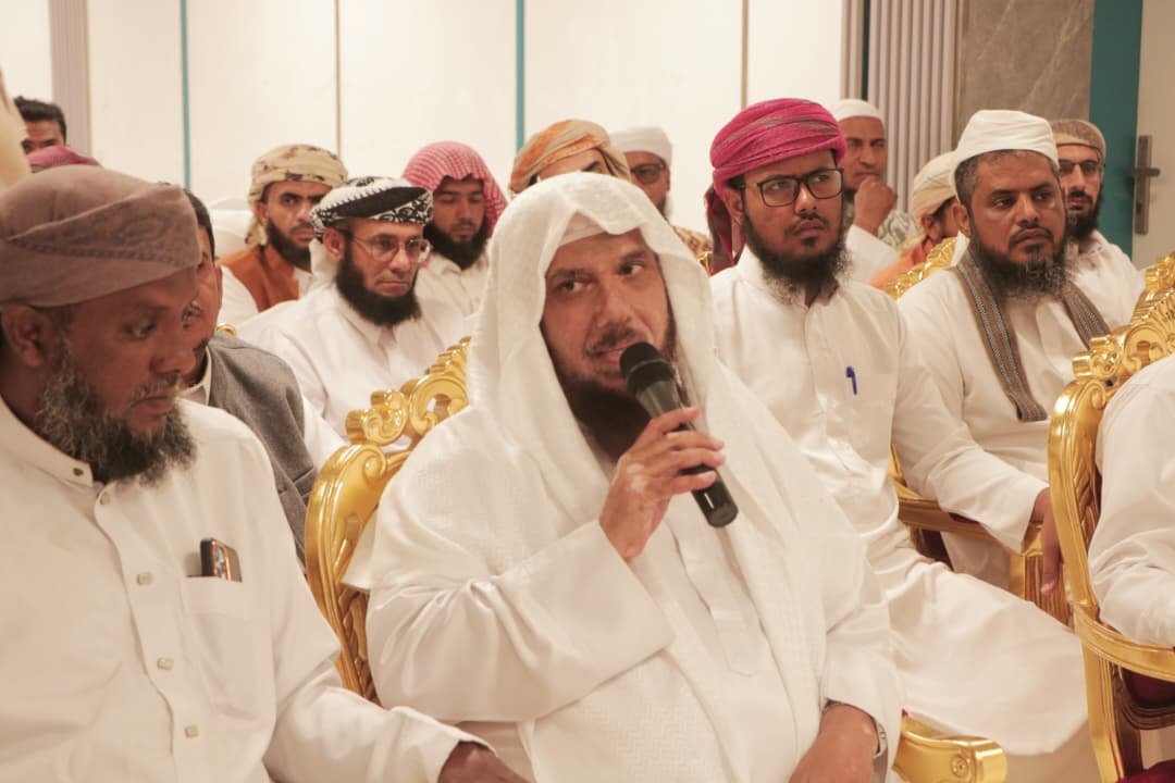 yemenawqafe's tweet photo. معالي وزير الأوقاف والإرشاد الشيخ تركي بن عبدالله الوادعي @1turki0 يشدد خلال لقائه بـ #علماء_حضرموت في المكلا على أهمية طاعة ولي الأمر وتوحيد الصفوف لمساندة جهود استعادة الدولة، مؤكداً أن التصدي للمشروع الحوثي ومواجهة الفتن مسؤولية شرعية ووطنية مشتركة لحماية المجتمع وهويته. https://t.co/TMupMkS2hS