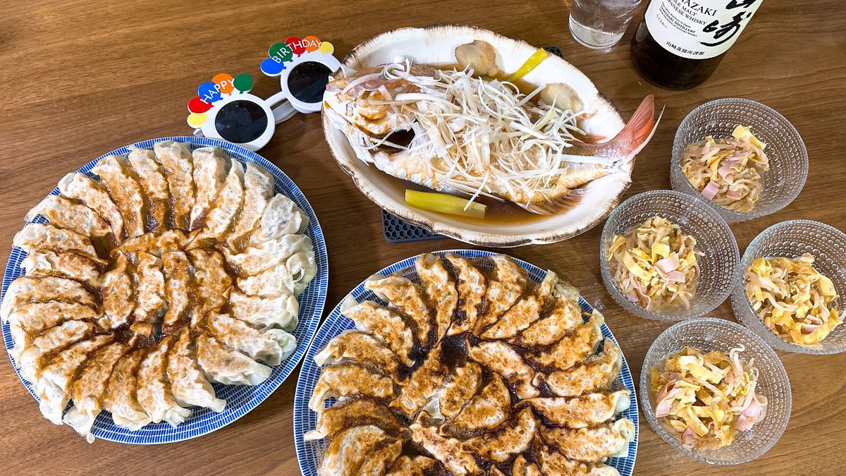 pechekota's tweet photo. #今日の晩ごはん
餃子
鯛の中華蒸し
もやしの甘酢和え

数日遅れの娘ちゃんお誕生日おめでとうの会
餃子ともやしがリクエストでなんてリーズナボーなんでしょ🤣🤣🤣
ここぞとばかりに山崎をあける夫氏（関係ないやん） https://t.co/kjHxUEn6bn