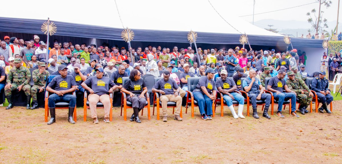 GenderMonitorRw's tweet photo. Nyuma y'umuganda abayobozi n'abakozi ba GMO bifatanyije n'abaturage mu biganiro byibanze ku kubaka umuryango  ushoboye kandi utekanye,kurwanya ihohotera rishingiye kugitsina , kwimakaza ihame ry'uburinganire no kurwanya inzoga zitujuje ubuziranenge.
#RengeraUmuryango
#SoberGen https://t.co/IvLyUBXk3R