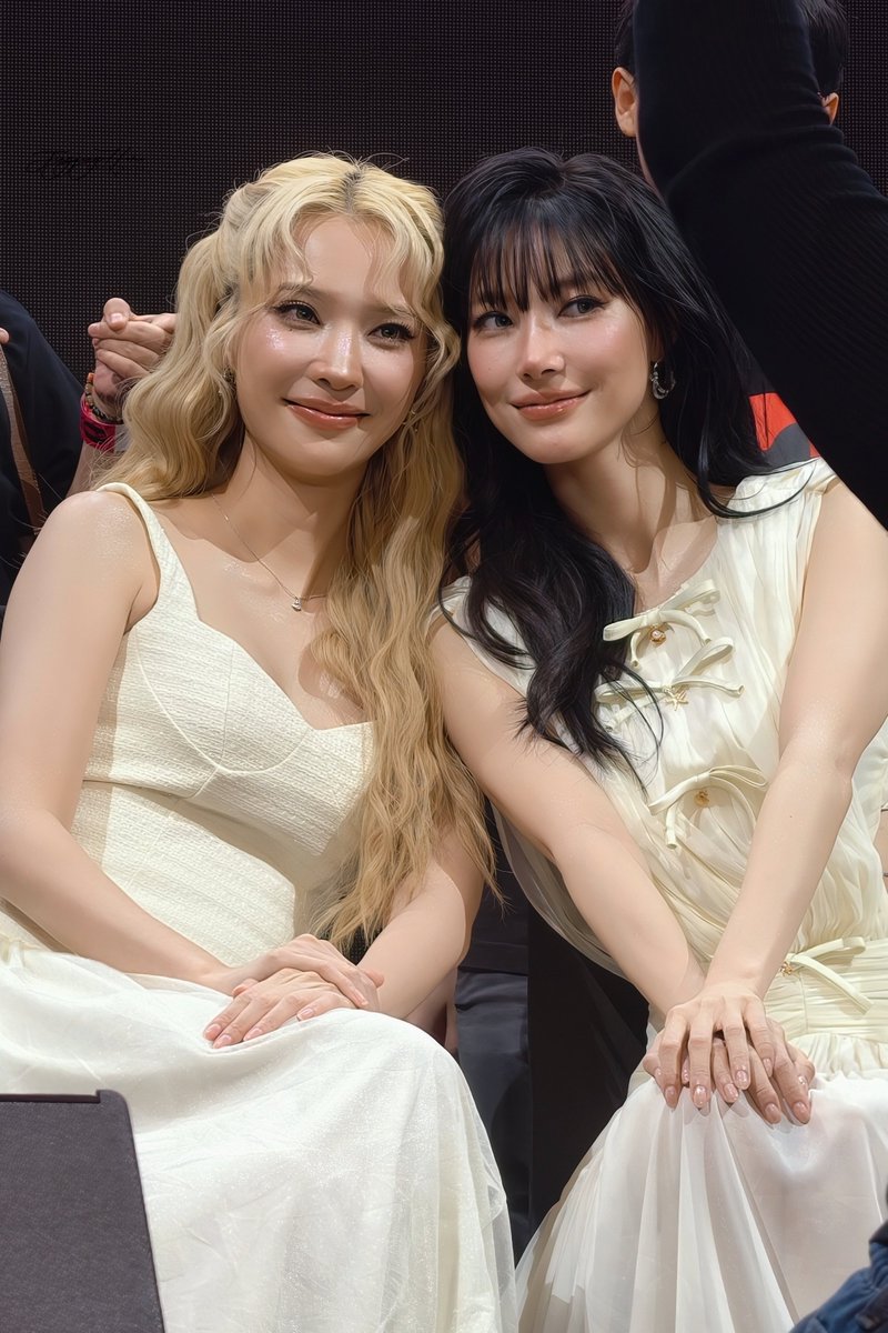 JingJingYuHome's tweet photo. วันนี้ขอคนละ สิบคำ ขะ!

JJJ KPCZ XIN CHAO VIETNAM 
#EnemiesWithBenefitsxVIETNAM
#GMMTVFANDAY35 https://t.co/qFnmly3vhs