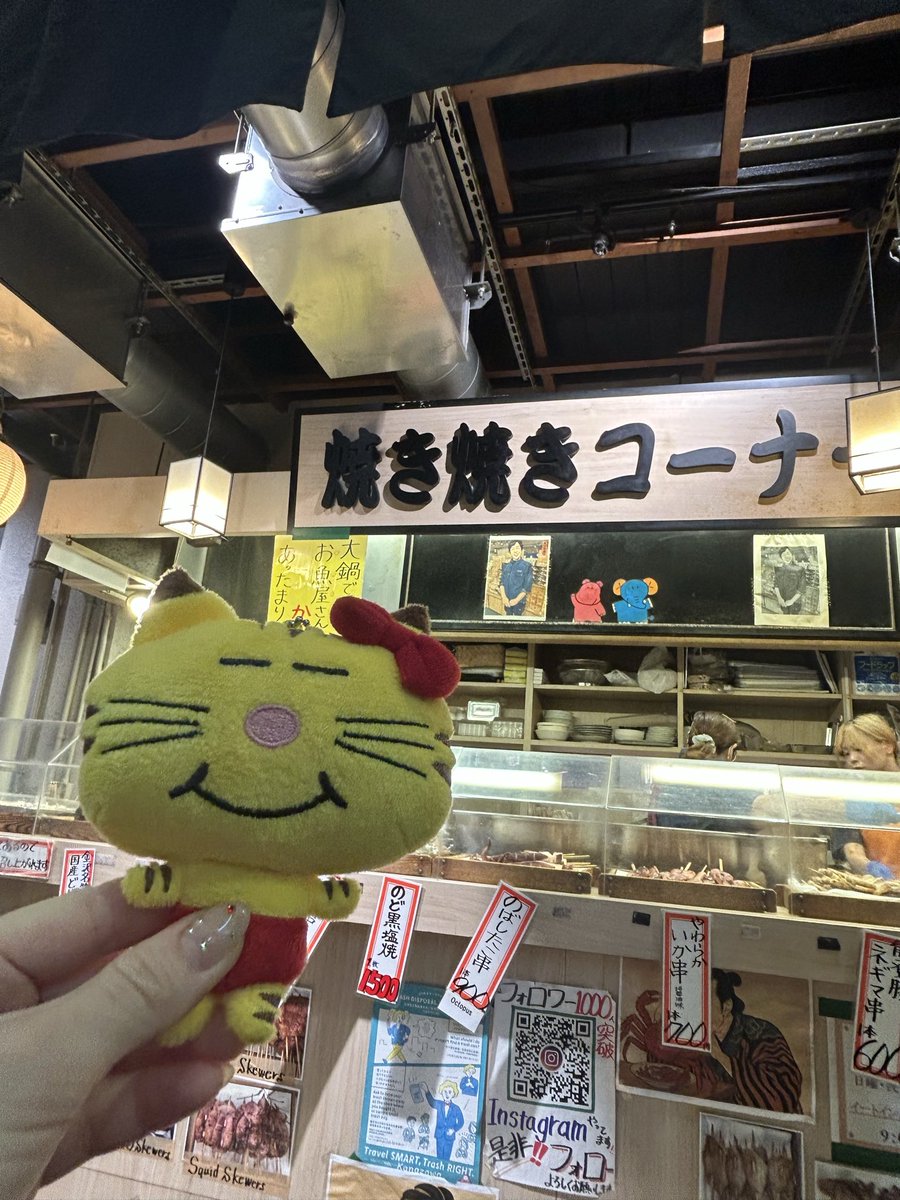 riu4768's tweet photo. 仕事で金沢行ったので変身ご褒美旅のNEWSの足跡たどってきた🐾
上司もついてきてくれて、ここでトラと写真撮らんでええんか？ってノリノリでネコますのことかわいがってくれた🐯✨ https://t.co/ICVIDpklXQ