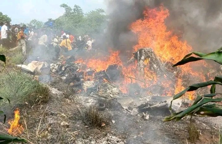 NovyBomoloBB's tweet photo. #RDC : 🇨🇩 Sur l'ordre de mission, il est prévu un déplacement en véhicule. Comment se sont-ils retrouvés dans un avion ? Et en plus, dans un avion civil, alors qu'il y a d'avions et hélicoptères militaires !
N'y avait-il pas déjà un agenda caché visant leur élimination physique ? https://t.co/lVP0c5AP0R