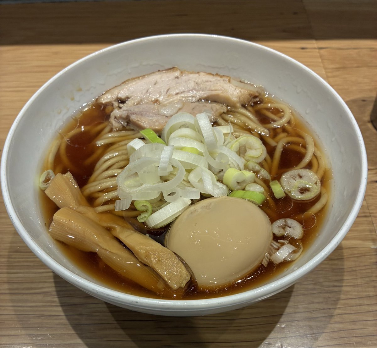 Alumican__'s tweet photo. …夏目アンアンだ。
本日は人類みな麺類Premiumにお邪魔している。

一番うまいラーメンを【用意しろ】！
それと！
とってもおいしい煮卵も【つけろ】！

ﾁｭﾙﾁｭﾙ!
ﾊﾟｸﾊﾟｸｯ!

"圧倒"
660秒で完飲。

はぁ…。
幸せを願って、ごめんなさい────── https://t.co/egPFdYf9mo