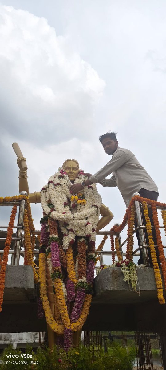 PogulaSute22's tweet photo. భూమి కోసం, భుక్తి కోసం, వెట్టిచాకిరి విముక్తి కోసం పోరాడి తెలంగాణ తెగువను ప్రపంచానికి చాటిచెప్పి, మహిళా లోకానికి స్ఫూర్తినిచ్చిన ధీరవనిత.చాకలి ఐలమ్మ గారి జయంతి సందర్భంగా వారికి ఇవే మా ఘన నివాళులు - *Pogula Sutej    T.R.S.V WARANGAL JILLA NAYAKULU 
TRS
# Telangana Rashtra sena https://t.co/YE0fNZgX3d