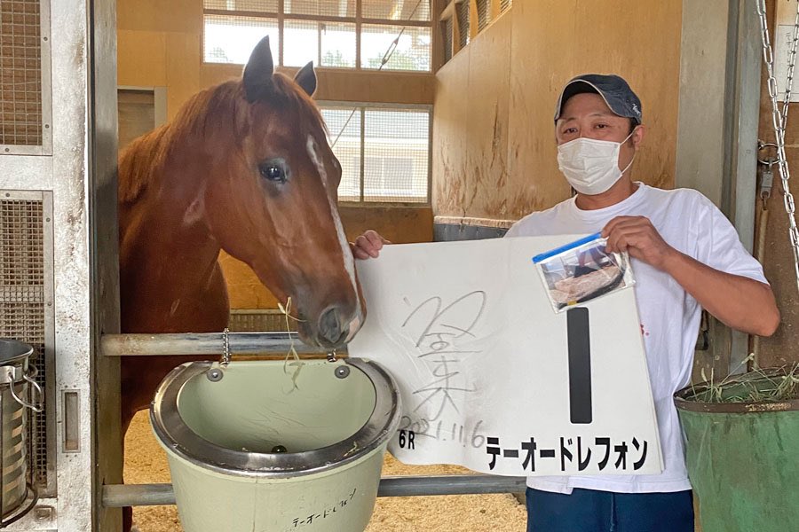 m_rikoaka's tweet photo. このコラムに登場する“あの子”のことを覚えている、知っている競馬ファンはすごく少ないかもしれません。

でも、#テーオードレフォン が走る時、担当者さんの胸にいつも一緒にいた馬です。

自分の心にだけしまっている大切な馬がいる方々へ　※無料公開

【忘れられない「あの子」に届け】
https://t.co/aSNyKE6id5