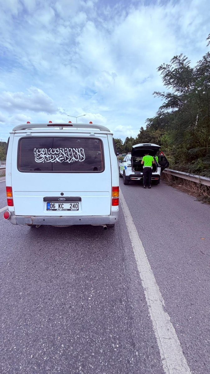 mahfildijital's tweet photo. 🔴 Sakarya’da bir vatandaş, aracının arkasında “Kelime-i Tevhid” yazılı olduğu gerekçesiyle kendisine ceza yazıldığını ifade etti.

“Polis bana 'Burada ne yazıyor? Burası Arabistan değil Türkiye Cumhuriyeti' dedi.” https://t.co/x3Oe7v4GLh