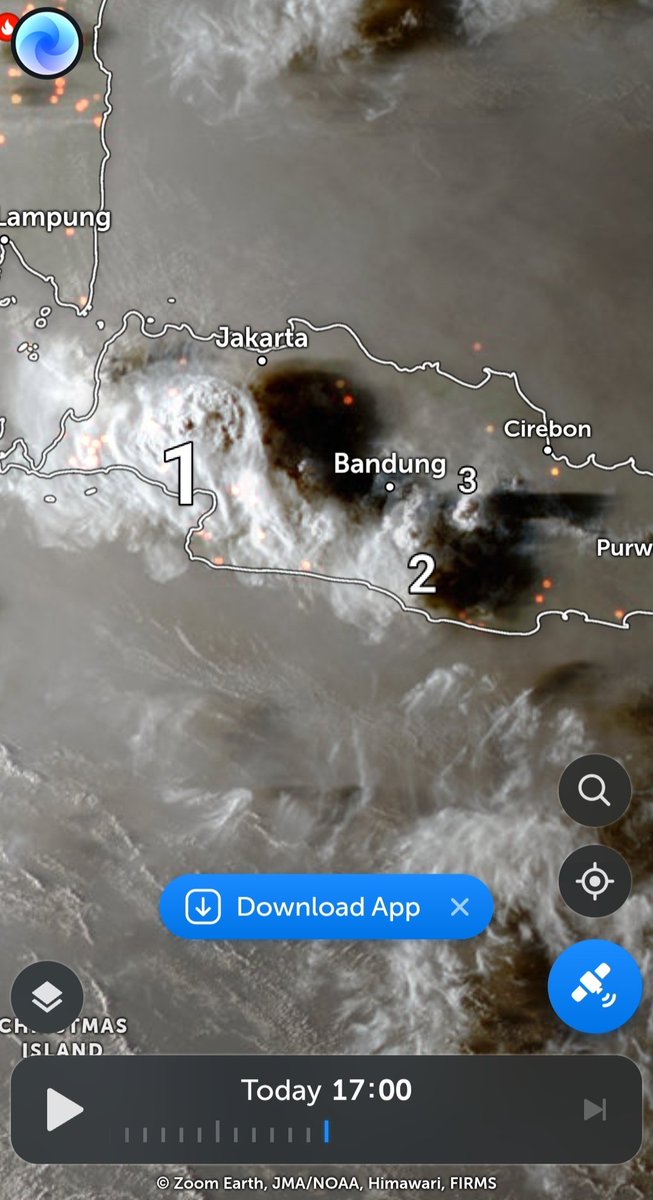 EYulihastin's tweet photo. Update cuaca: awan Cb terpantau tumbuh besar dan meluas di atas Bogor dsk, membuat hujan turun deras. Di Bandung, dua awan Cu tumbuh signifikan, bikin hujan di sebagian wilayah kota Bandung sore-malam ini. Namun, secara kontras, tak ada awan tumbuh di Jawa bagian tengah dan timur.