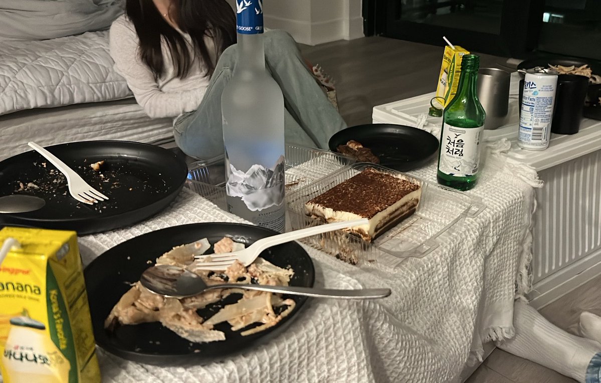 chixi_yom's tweet photo. 와인따려고 낑낑거리는 치치 https://t.co/YAHaedPfli