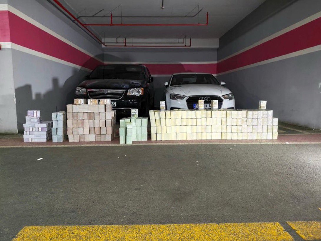 fatiheryilmaz0's tweet photo. Vanlı Kara Haydar olarak bilinen kişinin otoparkta gizlenen 2 aracında 934.000.000 TL değerindeki dolar ve eurolar çıkarken, hayatını devleti için çalışarak geçiren emekli polis memuru Ali Şekeroğlu geçinemediği için Anayasa mahkemesi önünde canına kıydı.

Namuslu vatandaşını korumayan, namussuzu ödüllendiren bu düzen kimin düzeni?

#Polis
#AliŞekeroğlu