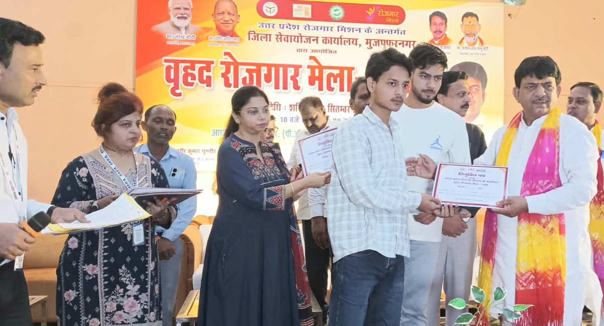 MuzaffarnagarDm's tweet photo. युवाओं के सशक्तिकरण को समर्पित, सनातन धर्म महाविद्यालय, मुजफ्फरनगर में 'सेवा संकल्प अभियान' के तहत आयोजित वृहद रोजगार मेला-2026 का भव्य आयोजन हुआ।

मुख्य अतिथि राज्यमंत्री श्री कपिल देव अग्रवाल ने युवाओं को कौशल विकास का संदेश दिया और चयनित अभ्यर्थियों को नियुक्ति पत्र वितरित किए https://t.co/4INRZzvfkI