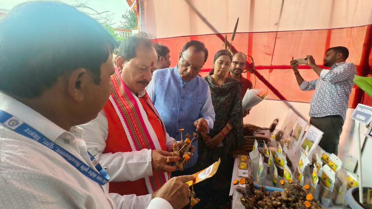 Agribih's tweet photo. माननीय कृषि मंत्री श्री @VijayKrSinhaBih जी ने @Rpcau_pusa में आयोजित #विकसित_भारत@2047 कार्यक्रम में स्टॉल का भ्रमण किया और पौधा संरक्षण कीट का वितरण किया।
@AgriGoI @icarindia @DM_Samastipur @IPRDBihar https://t.co/BKR2VZlg2T