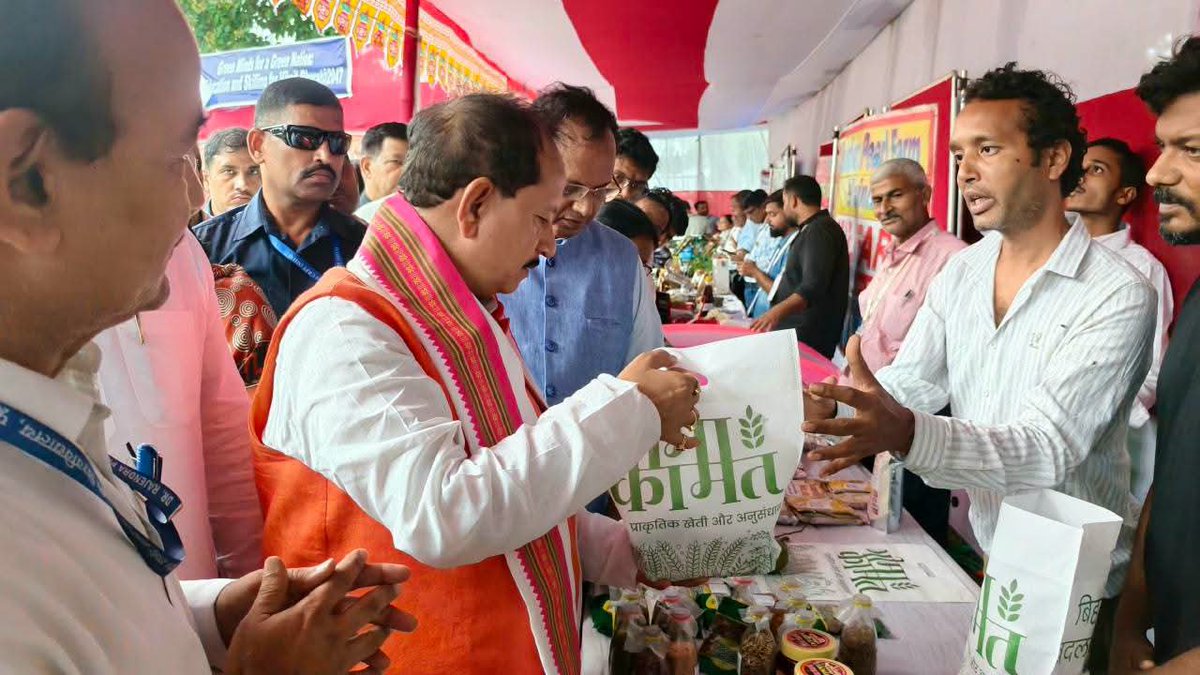 Agribih's tweet photo. माननीय कृषि मंत्री श्री @VijayKrSinhaBih जी ने @Rpcau_pusa में आयोजित #विकसित_भारत@2047 कार्यक्रम में स्टॉल का भ्रमण किया और पौधा संरक्षण कीट का वितरण किया।
@AgriGoI @icarindia @DM_Samastipur @IPRDBihar https://t.co/BKR2VZlg2T