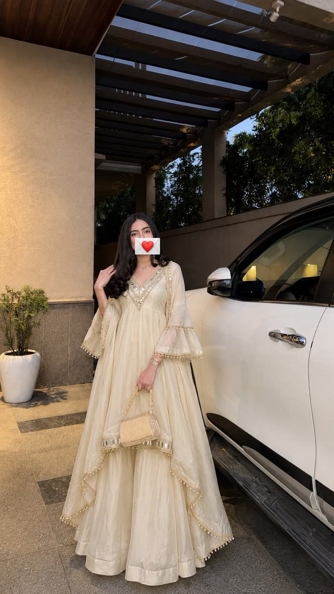 girlcoreeee's tweet photo. seher should dress like a desi swan so my picks for her
#BhavikaSharma #DrSeherBaig
#SeherHoneKoHai https://t.co/v2b8R1bgfU