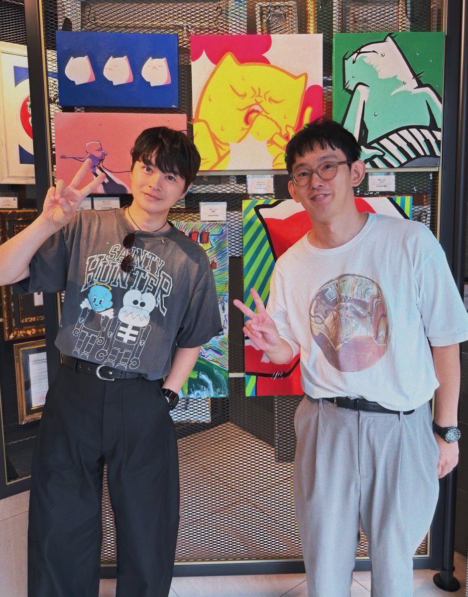 ashizawamuneto's tweet photo. 個展に瀬戸康史君が来てくれた！
実は彼が10代からのつながり、、お互い大人になりました。
いつか一緒に何か描けたらいいなぁ。 https://t.co/XHeA2OKIdm
