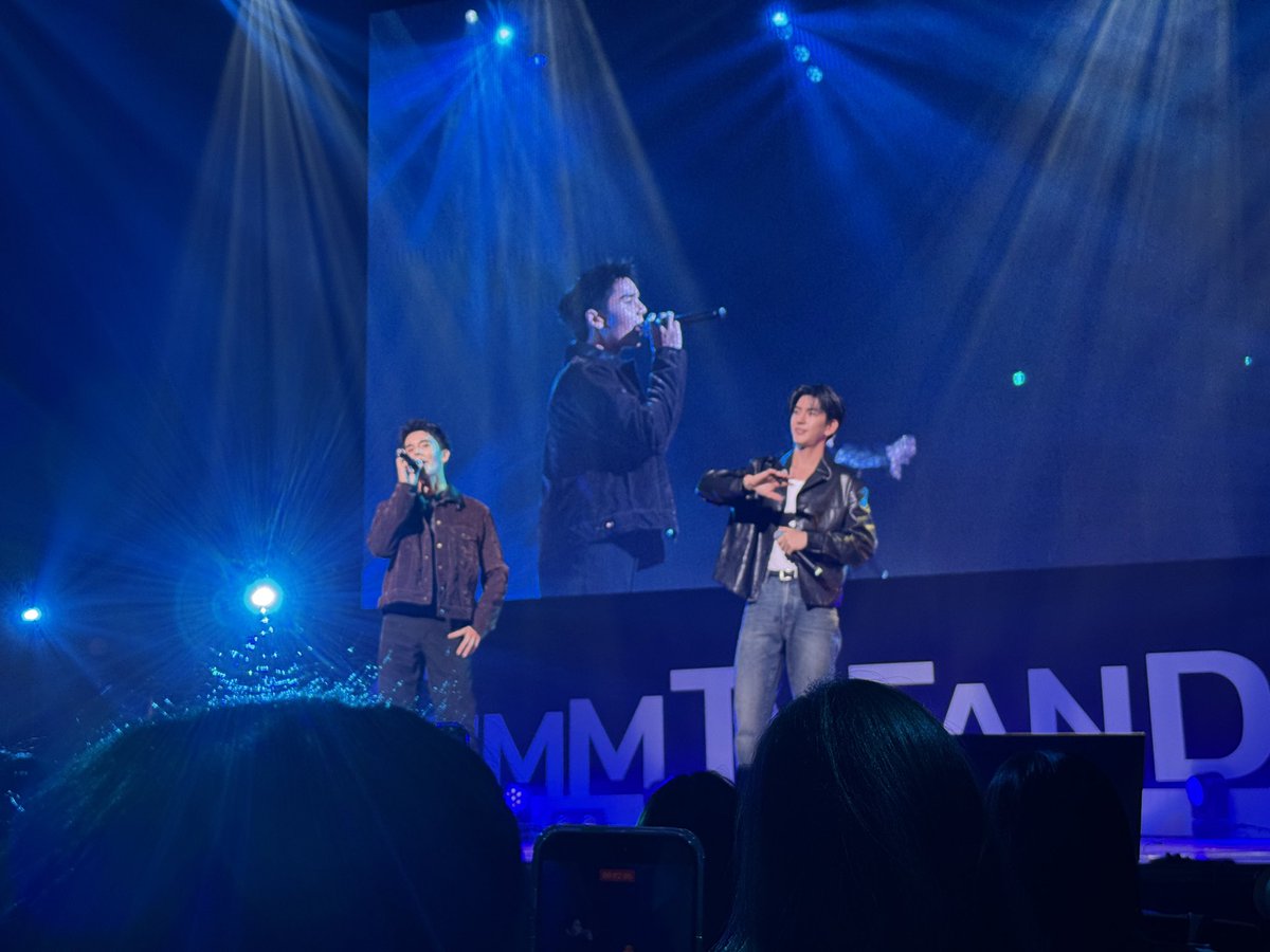 bbbbjam's tweet photo. สรุปก็คือโดนน้องซีตกก่อนแล้วค่อยมารู้จักหมอ แฟนมีตครั้งแรก ลงทุนไปเลยค่ะ เพราะคิดว่าคงไม่มีโอกาสได้เจอบ่อยๆหรอก อยู่ญี่ปุ่นมา10ปีก็เพิ่งเคยได้เจอน้อง ตอนแรกแฟนไซน์ได้บอกน้องซีว่าพี่มาครั้งแรกเลย อยู่ญี่ปุ่นมา10ปีเพิ่งเคยเจอน้องซีบอกว่าจริงอ่อ พร้อมจ้องตาขอบคุณครับ https://t.co/hIHb2BaYnP
