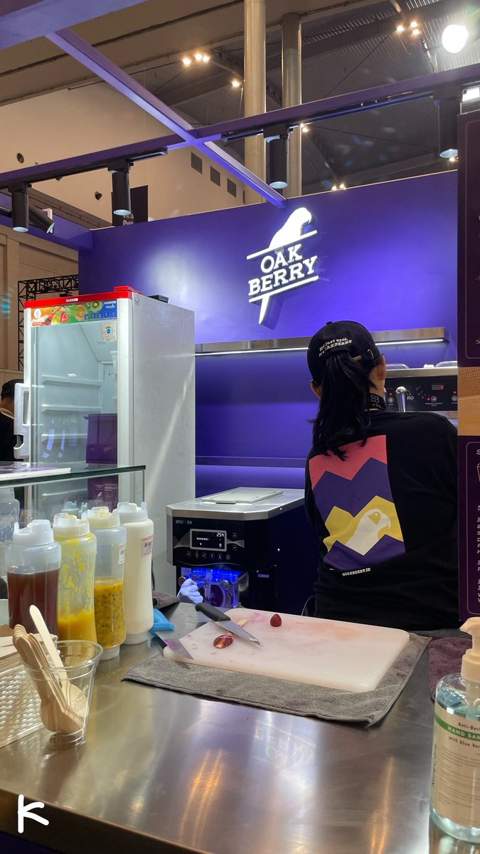 konyonion's tweet photo. Oakberry in Jakarta 🥰💜

Finally ngerasain si acai acai itu 😇 emang ENAK BANGET sih wajar si seonghyeon itu sampe bikinin lagu… walaupun udah gaada lagi yang collab cortis huhu tapi jujur nagih pls buka store yang banyak 🫰🏻 https://t.co/5225lf2e3X
