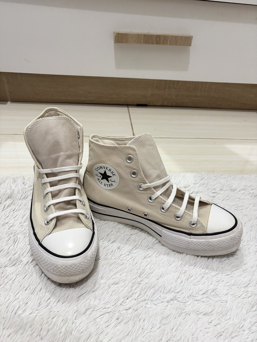 kdyedit's tweet photo. WTS Converse Chuck Taylor All Star Lift Platform High (original) 400k

aku beli di store converse langsung for 1.049k ((if im not mistaken)).

jarang banget aku pakai + gapernah aku pakai lagi jadi daripada rusak aku jual yaa guys. masih bagus bgt kondisinya🫶🏻 https://t.co/QkXWDMJjsX