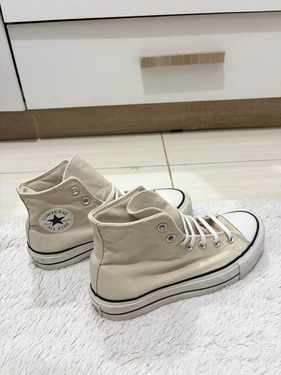 kdyedit's tweet photo. WTS Converse Chuck Taylor All Star Lift Platform High (original) 400k

aku beli di store converse langsung for 1.049k ((if im not mistaken)).

jarang banget aku pakai + gapernah aku pakai lagi jadi daripada rusak aku jual yaa guys. masih bagus bgt kondisinya🫶🏻 https://t.co/QkXWDMJjsX