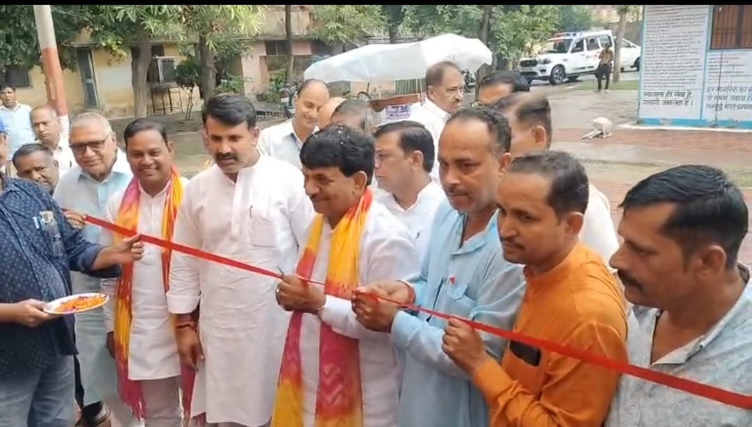 MuzaffarnagarDm's tweet photo. 'सेवा संकल्प अभियान' के तहत सदर व बुढ़ाना में 'सेवा सेतु - सरकार आपके द्वार' कार्यक्रम आयोजित हुआ।

राज्यमंत्री श्री कपिल देव अग्रवाल ने स्टॉलों का शुभारंभ कर जनता की समस्याओं का मौके पर निस्तारण किया। साथ ही, चरथावल में नुक्कड़ नाटक के जरिए सरकारी योजनाओं की जानकारी दी गई। https://t.co/TGFRfwnZ9j