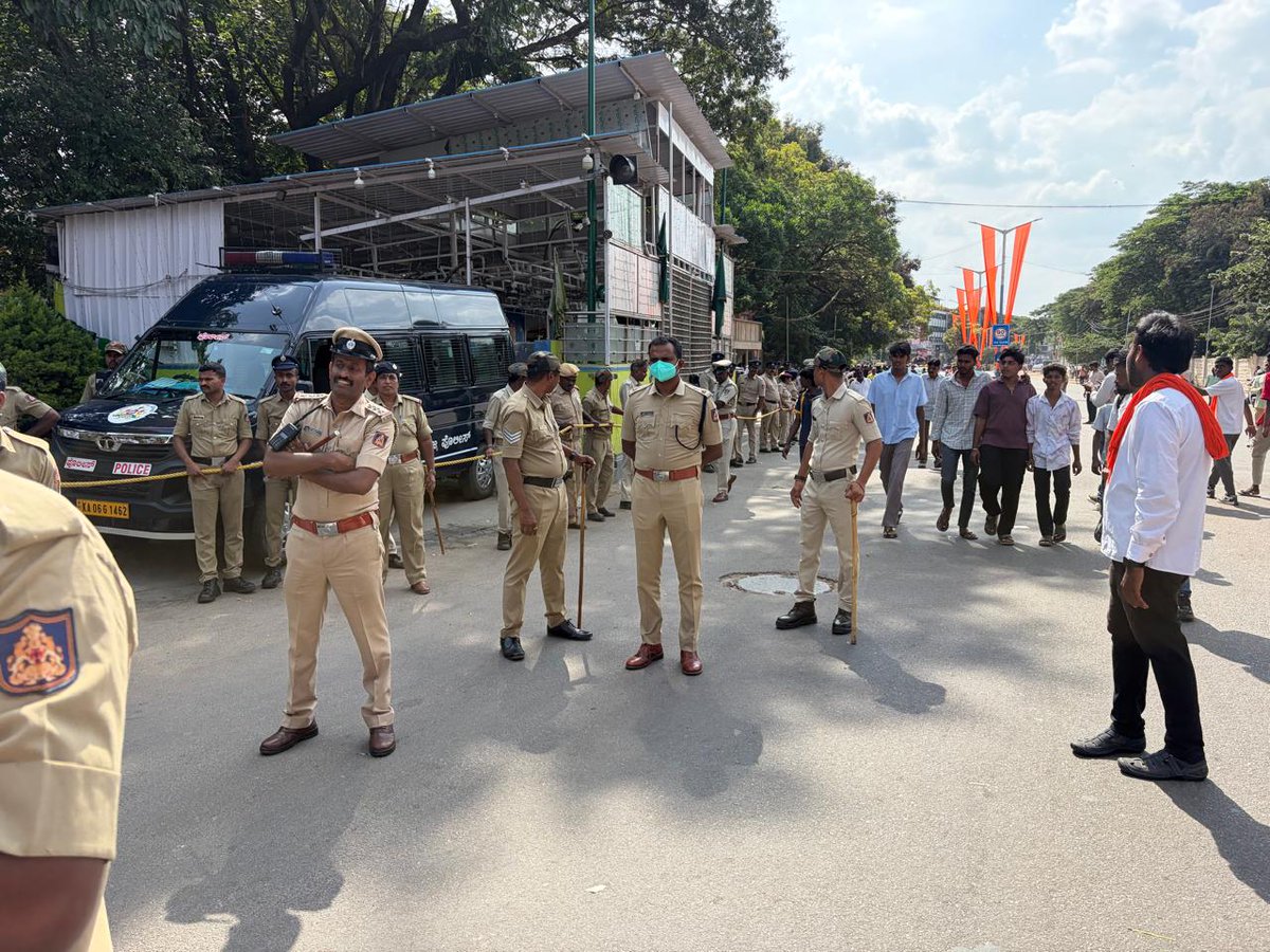 SPTumkur's tweet photo. ತುಮಕೂರು ನಗರದ ಹಿಂದೂ ಮಹಾ ಗಣಪತಿ ವಿಸರ್ಜನಾ ಕಾರ್ಯಕ್ರಮದ ಬಂದೋಬಸ್ತ್ ಭಾಗವಾಗಿ ಸೂಕ್ಷ್ಮ ಪ್ರದೇಶಗಳ ಪರಿವೀಕ್ಷಣೆ ನಡೆಸಿ ಬಂದೋಬಸ್ತ್  ಉಸ್ತುವಾರಿ ಮಾಡಲಾಯಿತು.  #TumakuruDistrictPolice 
#HinduMahaGanapati #Bandobasth 
@venkatashok https://t.co/9wGL3ei3xq
