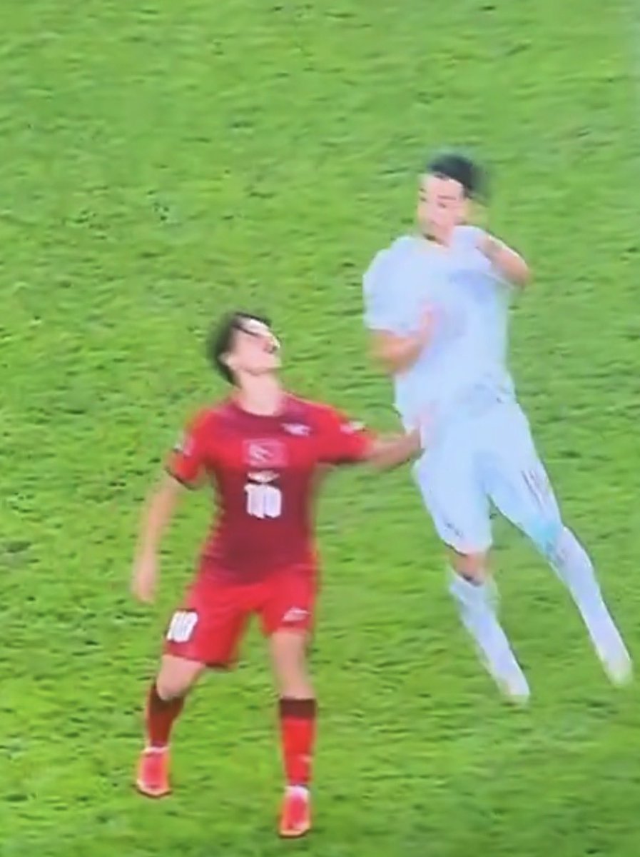 graefe_manuel's tweet photo. #Uefa #Nationsleague #TURFRA
Das ist eine klare rote Karte! 
Bei jedem Uefa Kurs wird erklärt, wenn der Ellbogen (!) als Waffe gegen den Gegner eingesetzt wird -> Rot. So ist es hier:
Der Franzose schaut erst zum Ball, dann aber nur noch zum Türken, springt auch nur gegen diesen/keine Aktion um den Ball und fährt den Ellenbogen absichtlich gegen den Gegner aus und trifft ihn im Gesicht-> hohe Verletzungsgefahr bis Kiefer-, Augenhöhlenbruch u.a. 
Das ist nicht ballorientiert, hohe Verletzungsgefahr im Gesicht und weil ein absichtlicher kurzer, aber intensiver  Schlag mit dem Ellenbogen ins Gesicht -> Rot!