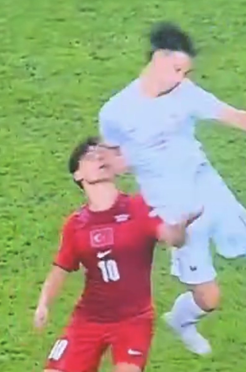 graefe_manuel's tweet photo. #Uefa #Nationsleague #TURFRA
Das ist eine klare rote Karte! 
Bei jedem Uefa Kurs wird erklärt, wenn der Ellbogen (!) als Waffe gegen den Gegner eingesetzt wird -> Rot. So ist es hier:
Der Franzose schaut erst zum Ball, dann aber nur noch zum Türken, springt auch nur gegen diesen/keine Aktion um den Ball und fährt den Ellenbogen absichtlich gegen den Gegner aus und trifft ihn im Gesicht-> hohe Verletzungsgefahr bis Kiefer-, Augenhöhlenbruch u.a. 
Das ist nicht ballorientiert, hohe Verletzungsgefahr im Gesicht und weil ein absichtlicher kurzer, aber intensiver  Schlag mit dem Ellenbogen ins Gesicht -> Rot!