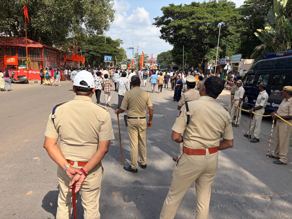 SPTumkur's tweet photo. ತುಮಕೂರು ನಗರದ ಹಿಂದೂ ಮಹಾ ಗಣಪತಿ ವಿಸರ್ಜನಾ ಕಾರ್ಯಕ್ರಮದ ಬಂದೋಬಸ್ತ್ ಭಾಗವಾಗಿ ಸೂಕ್ಷ್ಮ ಪ್ರದೇಶಗಳ ಪರಿವೀಕ್ಷಣೆ ನಡೆಸಿ ಬಂದೋಬಸ್ತ್  ಉಸ್ತುವಾರಿ ಮಾಡಲಾಯಿತು.  #TumakuruDistrictPolice 
#HinduMahaGanapati #Bandobasth 
@venkatashok https://t.co/9wGL3ei3xq