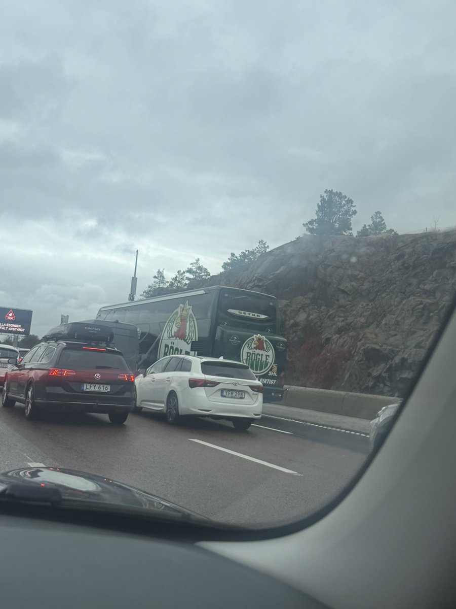 Hugzz99's tweet photo. Match i Ängelholm om 2 timmar? Antar att chaffisen ska köra en solo-bender i Stockholm https://t.co/pgI9mSBA9L