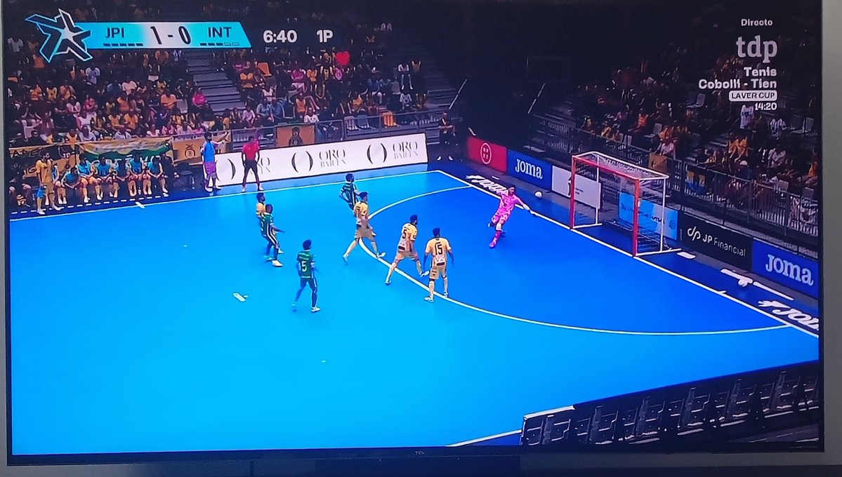LuisMelville's tweet photo. That rarity in futsal, a 'double penalty' being taken from where the foul was committed (not from the 10m spot) and scored!
Last person I saw do that was @simmo_mark for @BrentfordFCCST futsal in a FA Futsal Cup game. #topbins ๐๐ผ๐๐ผ https://t.co/F7JZWouTjU