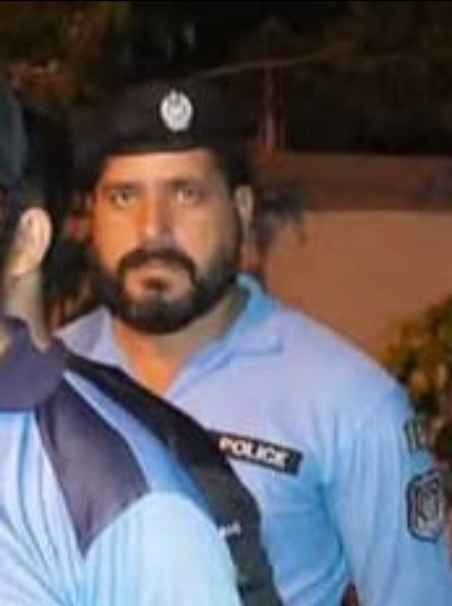 UsmanMughalJou1's tweet photo. وفاقی پولیس کا اہلکار امجد HC افسران سے زیادہ طاقتور نکلا۔گلی محلوں میں خودساختہ ناکہ لگا کر شہریوں کو تنگ کرنے کی ویڈیو سامنے آگئی،کیا ایسے ناکے افسران کے علم میں ہیں۔کیا نئے IG اسلام آباد ایسے اہلکاروں کو قابو کر سکیں گے؟؟
@ICT_Police @UsmanbuttJr @FAHDBASHIR1 @MohsinnaqviC42 https://t.co/uh4bFNKwIg